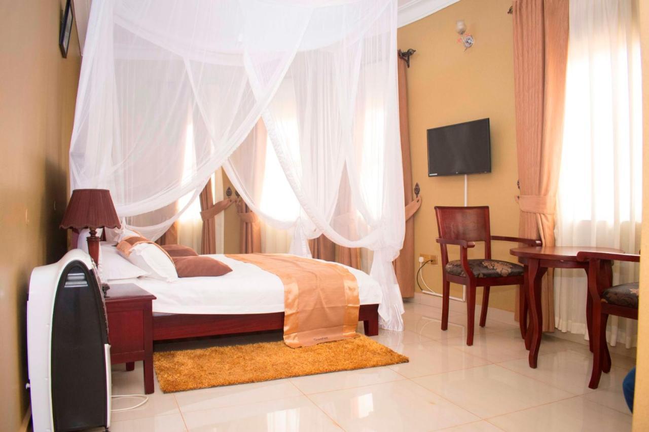 Sapphire Hotel Entebbe Kigo Kajansi エクステリア 写真